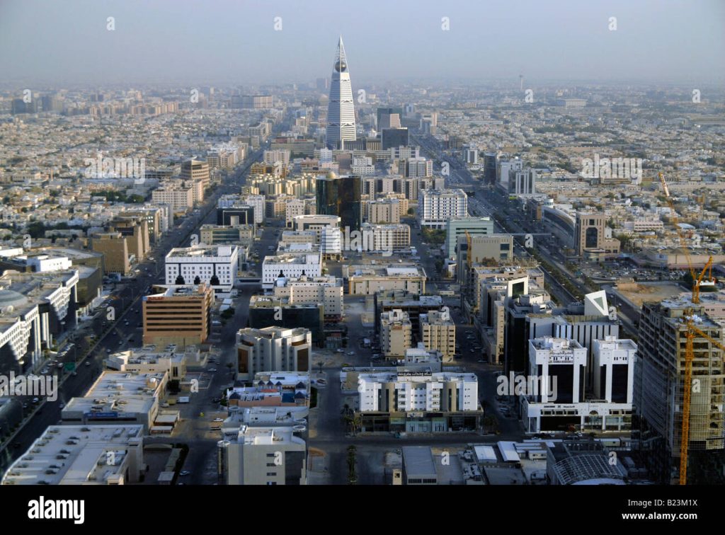 view-over-riyadh-with-the-al-faisaliah-tower-dominating-the-skyline-B23M1X